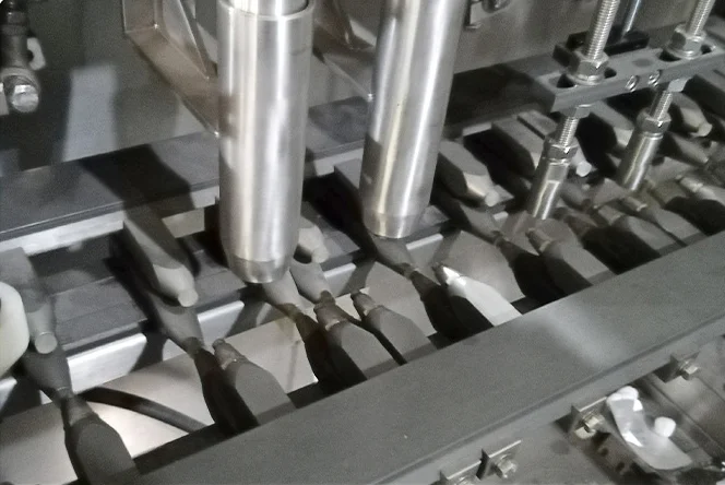 Sistem nozel pengisian dan dosis bahan kering presisi