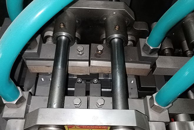 Airtight heat sealing jaws assembly